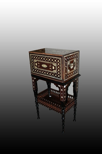 Magnificent Portuguese coin cabinet from the 1600s in fine rosewood with ivory inlay 