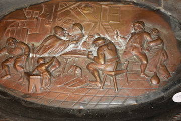 Grande piatto in rame raffigurante scena di interno Locanda