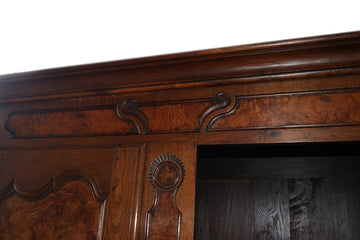 Armadio provenzale francese di fine 1700 in legno di noce con intagli