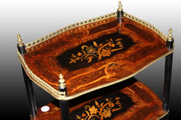 Piccolo tavolino etagere francese stile Napoleone III riccamente intarsiato