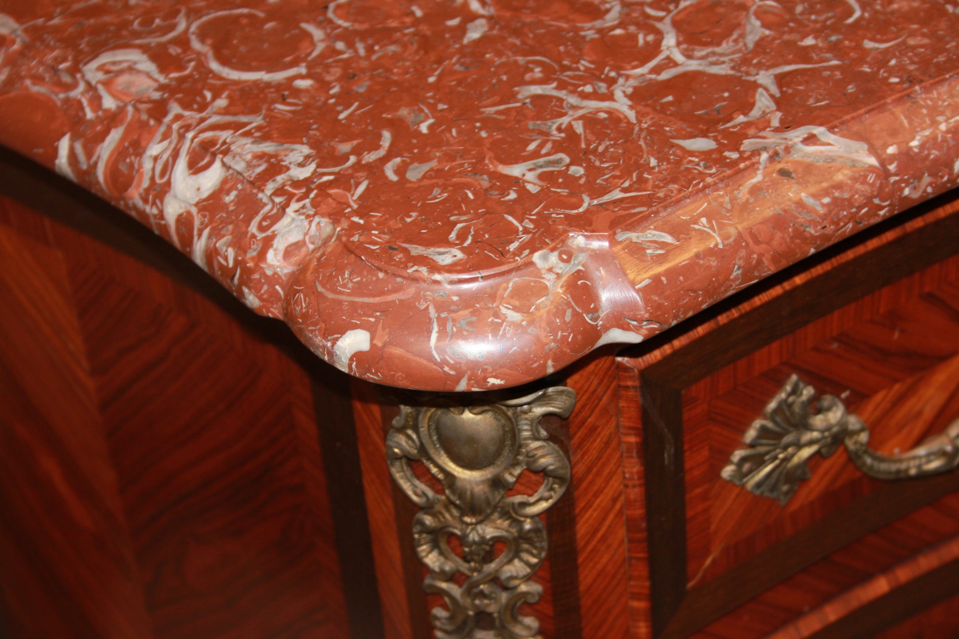 Comoncino stile Transizione della seconda metà del 1800 con marmo rosso Francia e bronzi