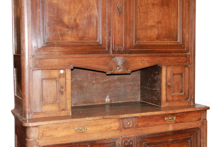 Grande Maestosa credenza di inizio 1800 stile Provenzale Francese in legno di noce con intagli