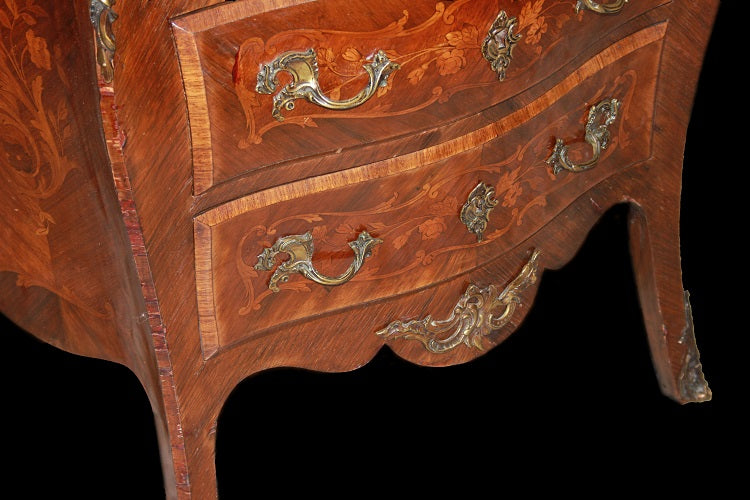 Comoncino Luigi XV Panciuto del 1800 riccamente intarsiato con 3 cassetti
