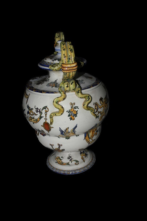 Grande vaso in ceramica francese di inizio 1900 con coperchio riccamente decorato