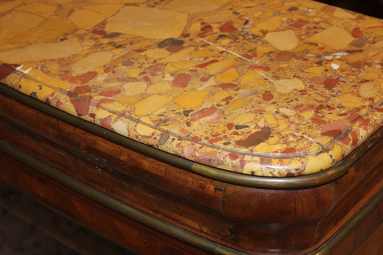 Vetrinetta bassa francese di metà 1800 stile Luigi XV con ottoni e piano in marmo macchia vecchia