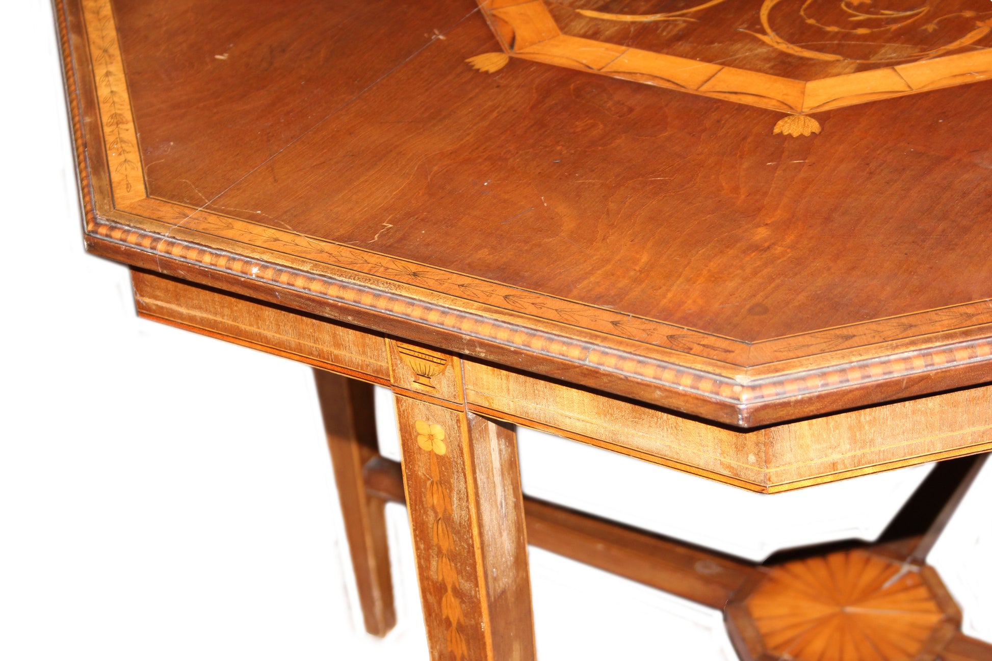 Tavolino Vittoriano ottagonale in legno di mogano con intarsi XIX secolo