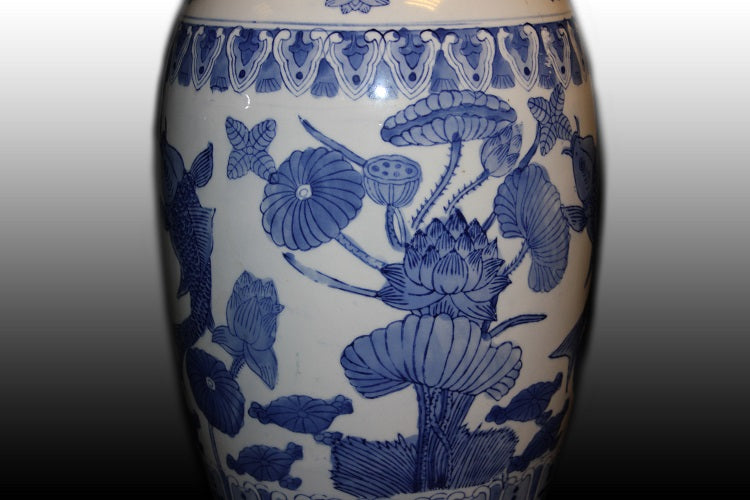 Vaso cinese in porcellana bianca decorata azzurra carpe Koi e piante