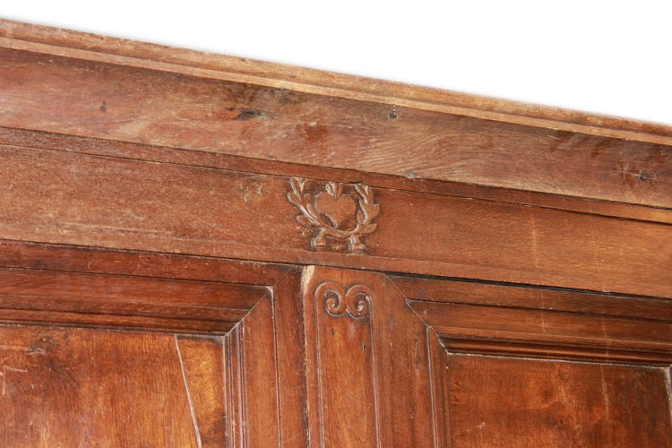 Grande Maestosa credenza di inizio 1800 stile Provenzale Francese in legno di noce con intagli