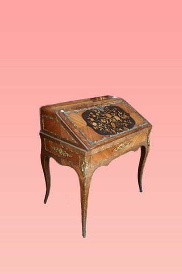 Antica importante piccola ribalta da salotto francese Luigi XV 1800 intarsiata bronzi