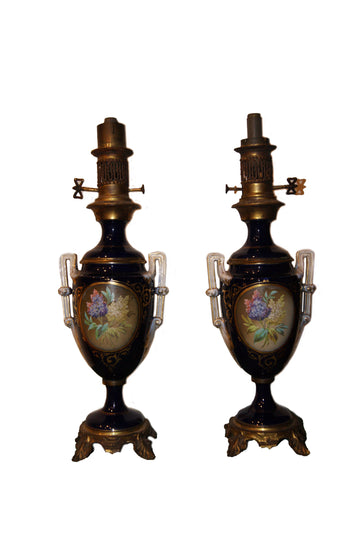 Coppia di antiche lampade ad olio francesi in porcellana del 1800