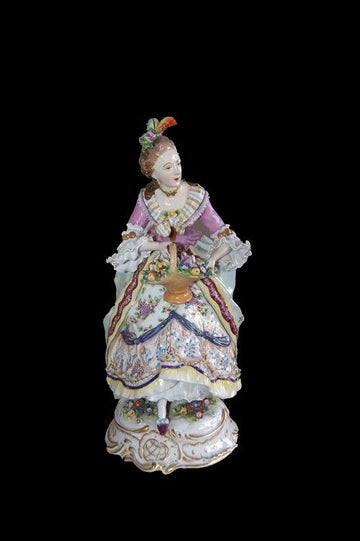 Sculpture of a noblewoman from the 19th century in Capodimonte porcelain and flowers