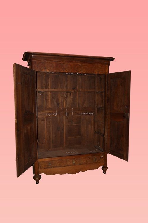Grande armadio Luigi Filippo del 1700 in legno di noce con 2 ante chiuse e cassetto antico