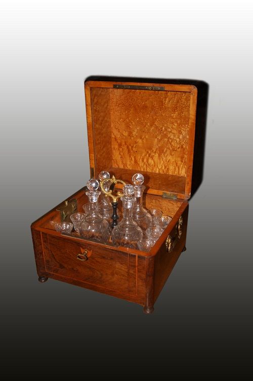 Antica scatola porta liquori del 1800 completa di bottiglie bicchieri