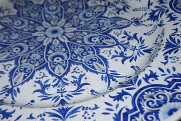 Grande piatto del 1800 in ceramica decorata blu su fondo bianco