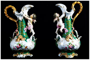 Coppia di antiche brocche in porcellana di Sevres con decori floreali