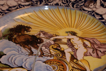 Bellissimo grande piatto in ceramica riccamente decorato