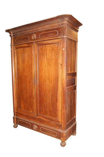 Grande armadio francese antico molto grande stile Luigi Filippo in legno di noce con due ante chiuse