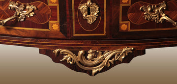 Antique French chest of drawers from 1700 in Parisian Louis XV style