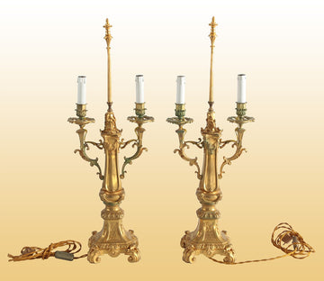 Coppia di antichi candelieri elettrificati a due luci in bronzo dorato