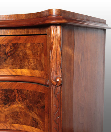 Northern European chest of drawers from the 1800s in walnut with four drawers