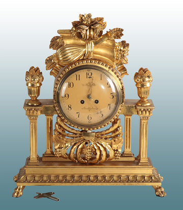 Antico orologio da tavolo Nord Europa del 1900 in legno dorato