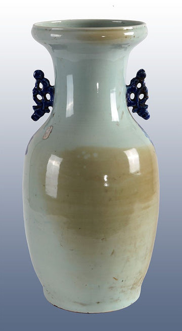 Antique Chinese vase from 1900 in decorated white porcelain