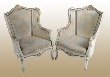 Coppia di poltrone Bergere francesi del 1800 in legno laccato decapato con stupendi decori dorati