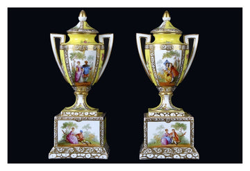 Coppia di antichi piccoli vasi porcellana Dresda del 1800 ad anfora