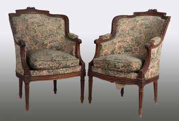 Coppia di antiche poltrone bergere francesi del 1800 in noce Luigi XVI