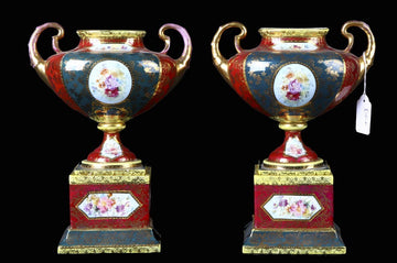 Coppia di antichi vasi ad anfora porcellana di Vienna decorati