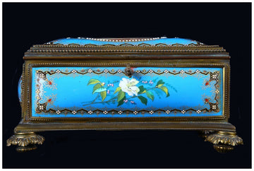 Excellently crafted jewelery box in blue porcelain