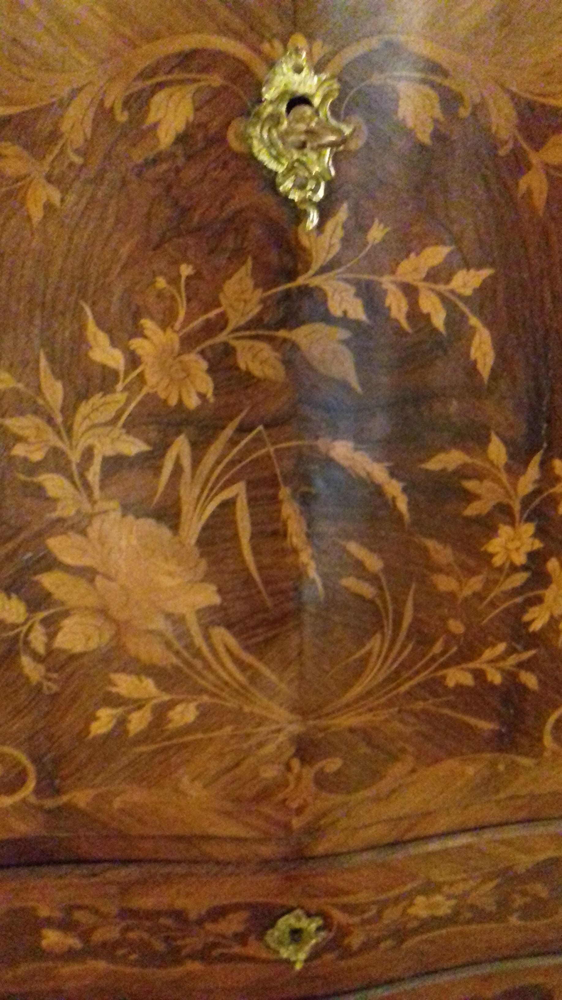 Secretaire in legno di palissandro mosso sul davanti e sui laterali intarsiato stile Luigi XV