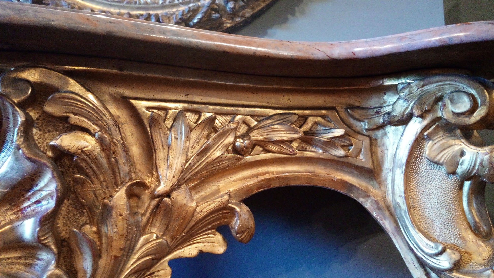 Antica consolle francese del 1800 in legno intagliato e dorato con marmo
