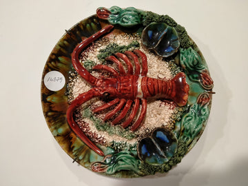 Antico piatto francese in ceramica decorato con aragosta in rilievo