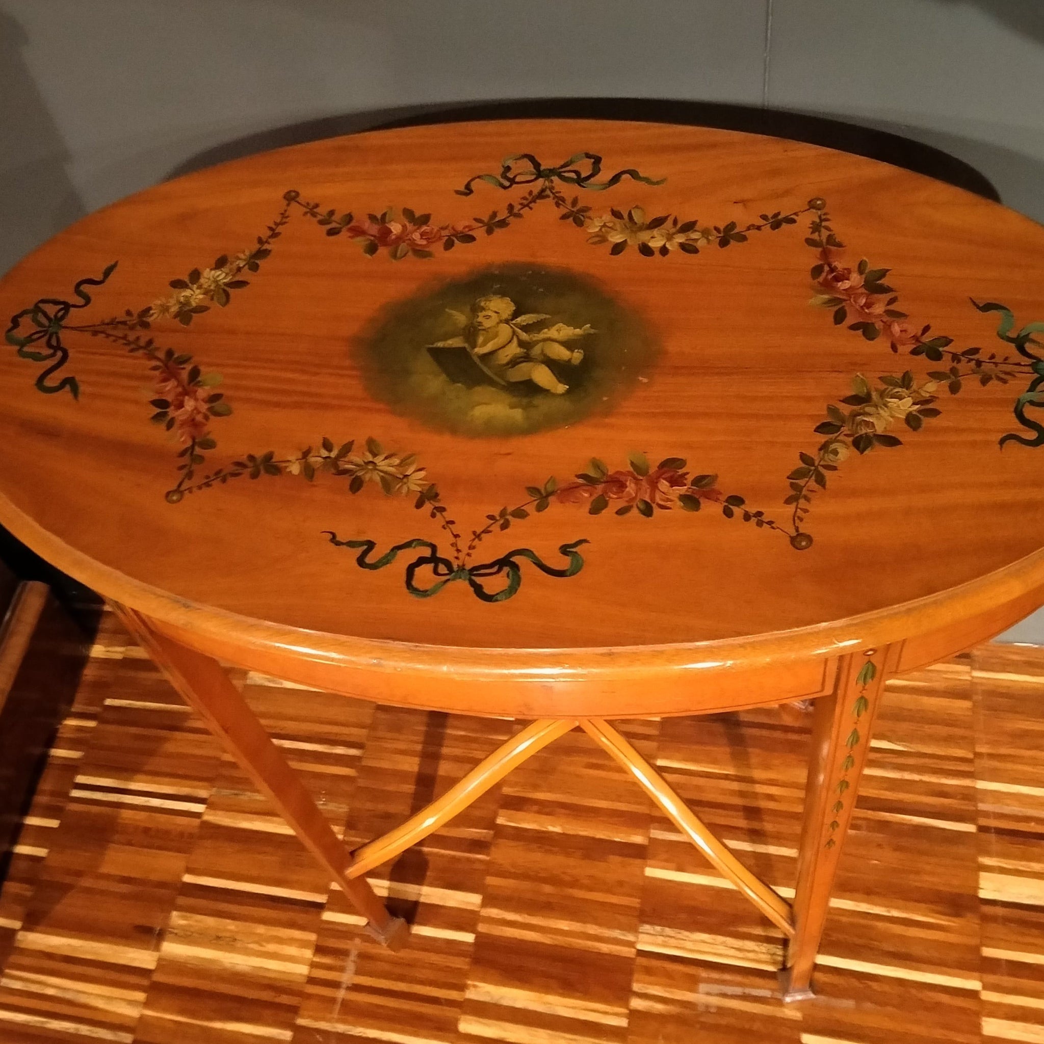 Tavolino antico ovale in satinwood, con pitture a motivo floreale 1800