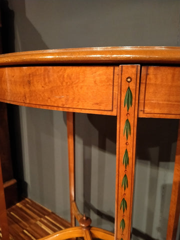 Tavolino antico ovale in satinwood, con pitture a motivo floreale 1800