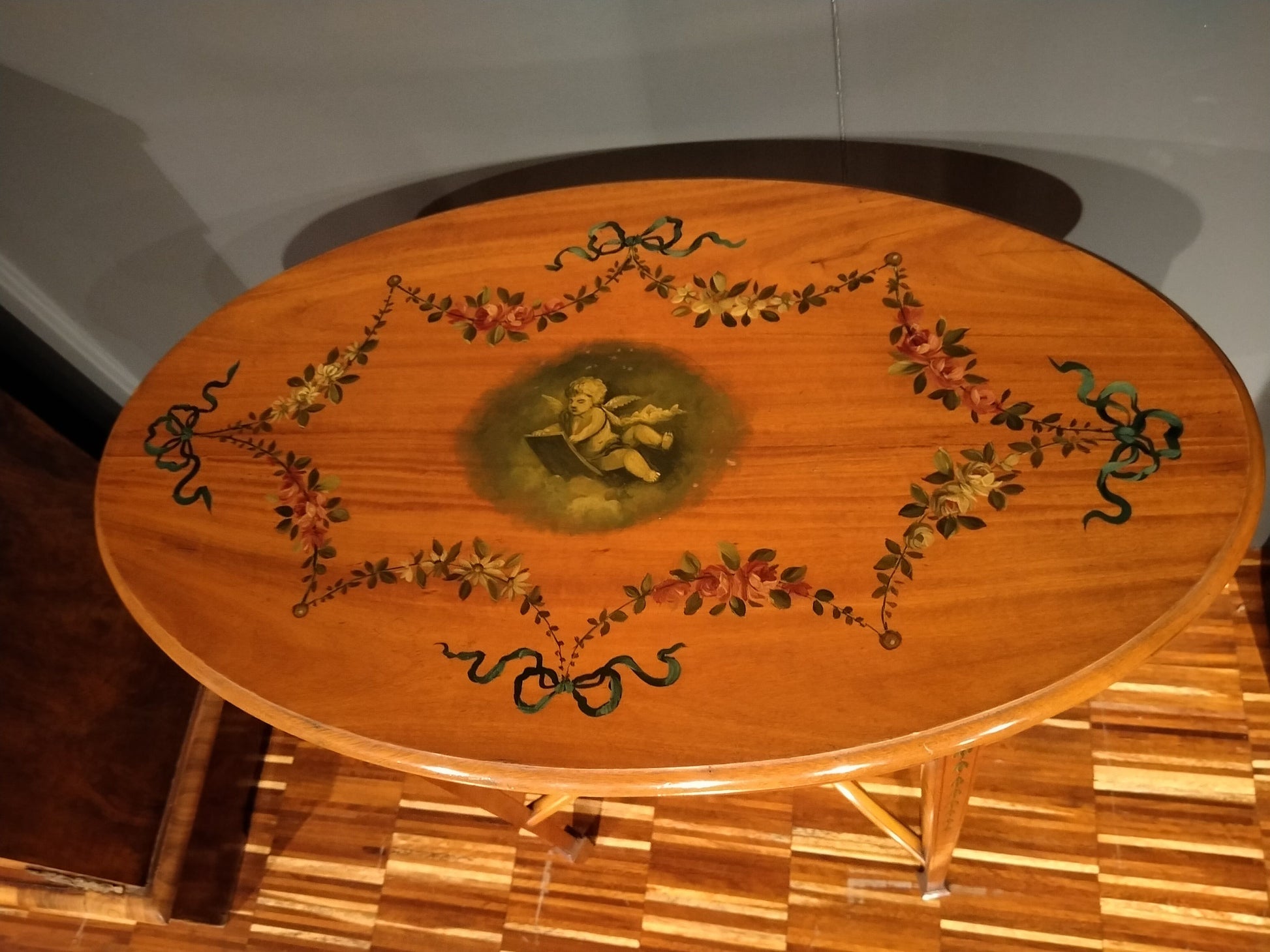 Tavolino antico ovale in satinwood, con pitture a motivo floreale 1800