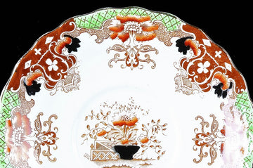 Piatto in porcellana inglese con decorazioni policrome in stile orientale