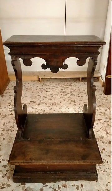 Italian kneeler from the 1700s in walnut