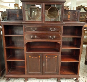 Antique English display cabinet from the early 1900s in mahogany and inlays