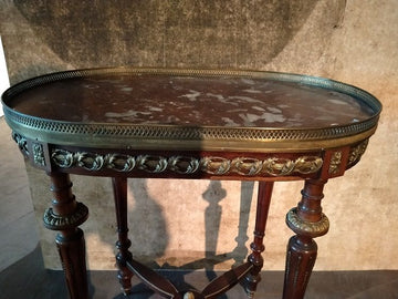 Antico tavolino ovale in mogano stile Luigi XVI con marmo e bronzi
