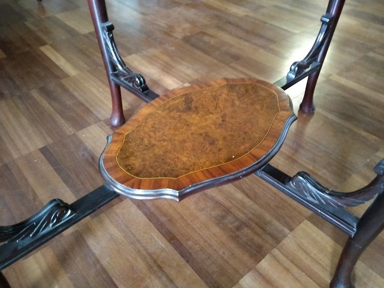 Antico tavolino inglese del 1800 in radica di noce e mogano 