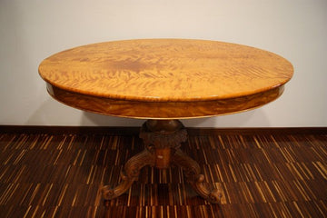 Antico tavolino ovale Biedermeier in betulla con intagli sul basamento