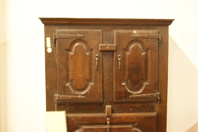 Antico credenzino spagnolo del 1700 in legno di castagno