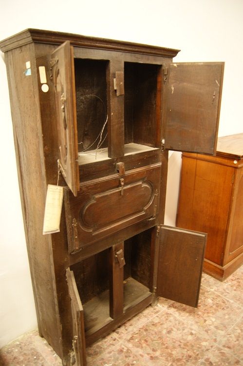 Antico credenzino spagnolo del 1700 in legno di castagno