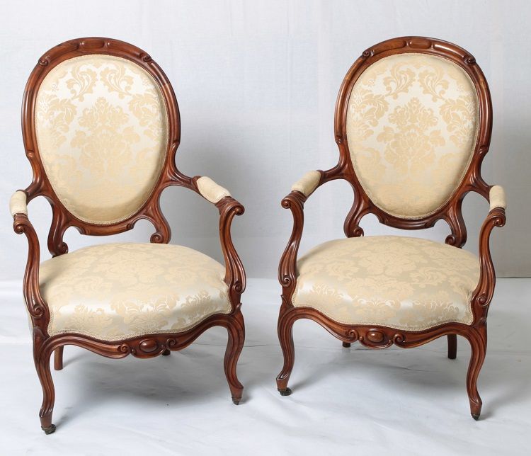 Coppia di antiche poltrone francesi del 1800 restaurate in mogano