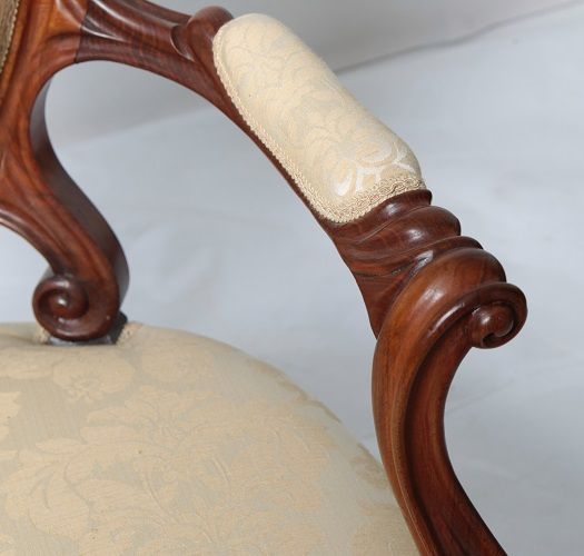 Coppia di antiche poltrone francesi del 1800 restaurate in mogano