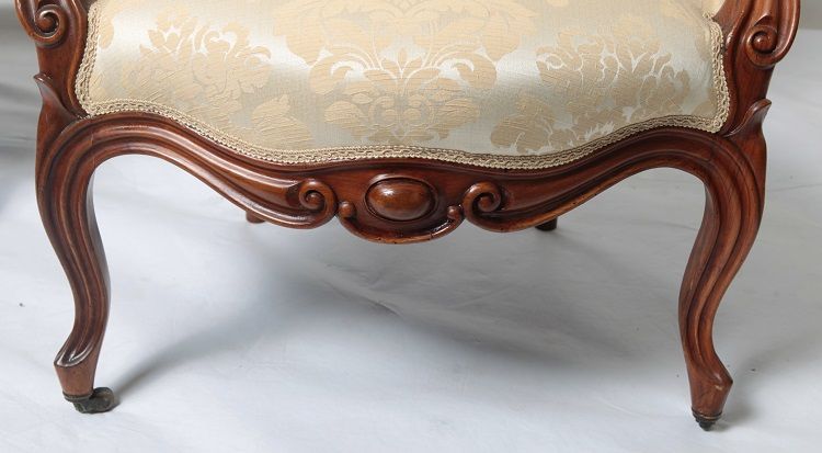 Coppia di antiche poltrone francesi del 1800 restaurate in mogano