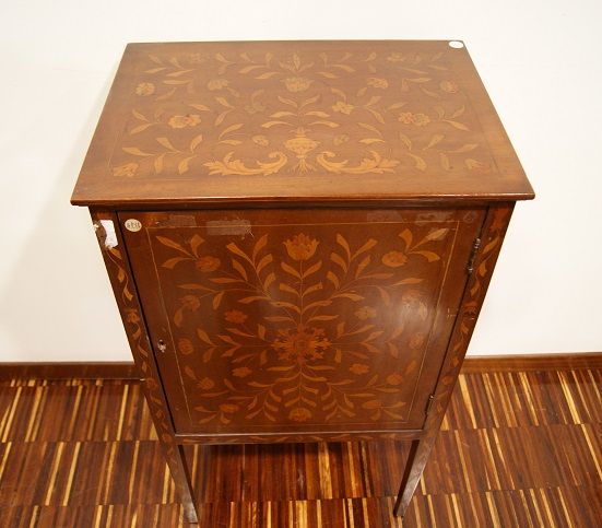 Antico credenzino olandese del 1800 riccamente intarsiato ad un' anta