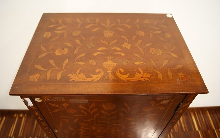 Antico credenzino olandese del 1800 riccamente intarsiato ad un' anta